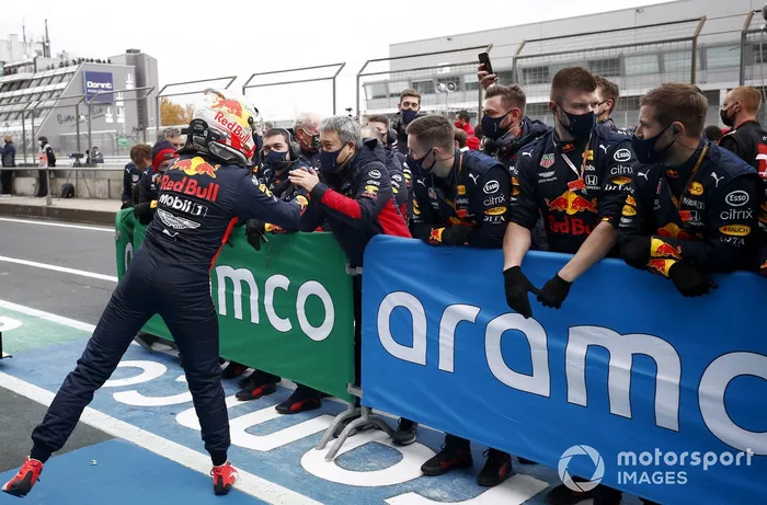 Max Verstappen, Red Bull Racing, 2ª posición, celebra con su equipo en Parc Ferme