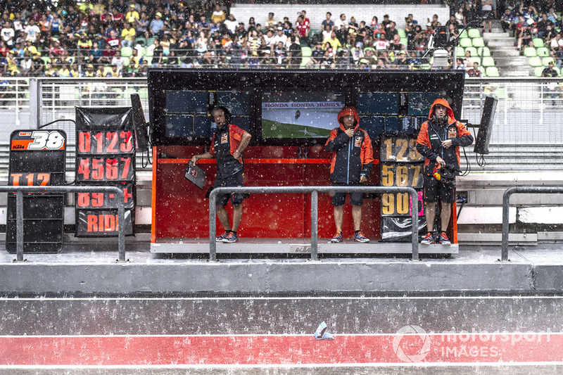 Red Bull KTM Factory Racing pórtico de pit bajo la lluvia