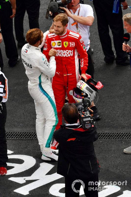Lewis Hamilton, Mercedes AMG F1 e Sebastian Vettel, Ferrari, festeggiano nel parco chiuso