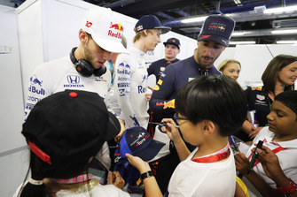 Pierre Gasly, Scuderia Toro Rosso and Daniel Ricciardo, Red Bull Racing sign autographs for the grid kids