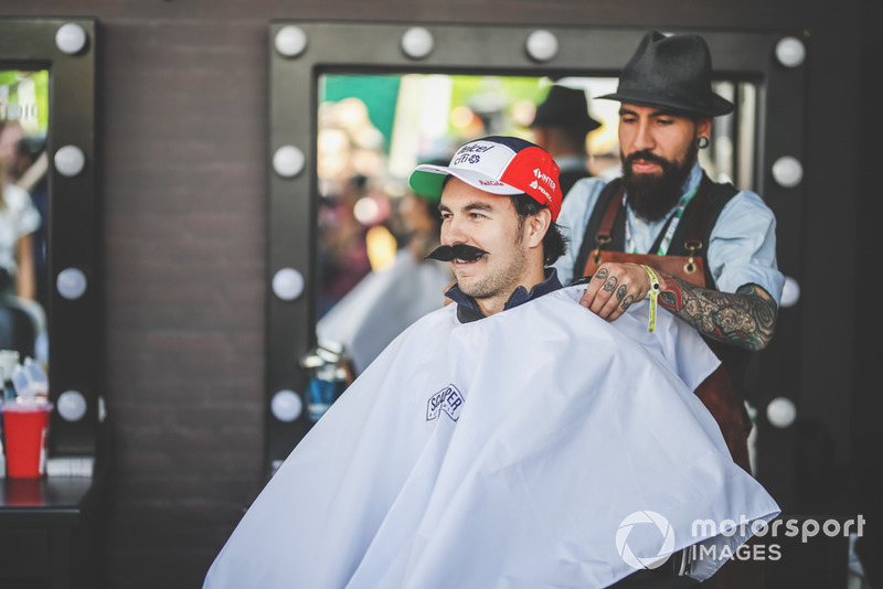Sergio Pérez, Racing Point Force India F1 Team en la barbería de Fundación Movember