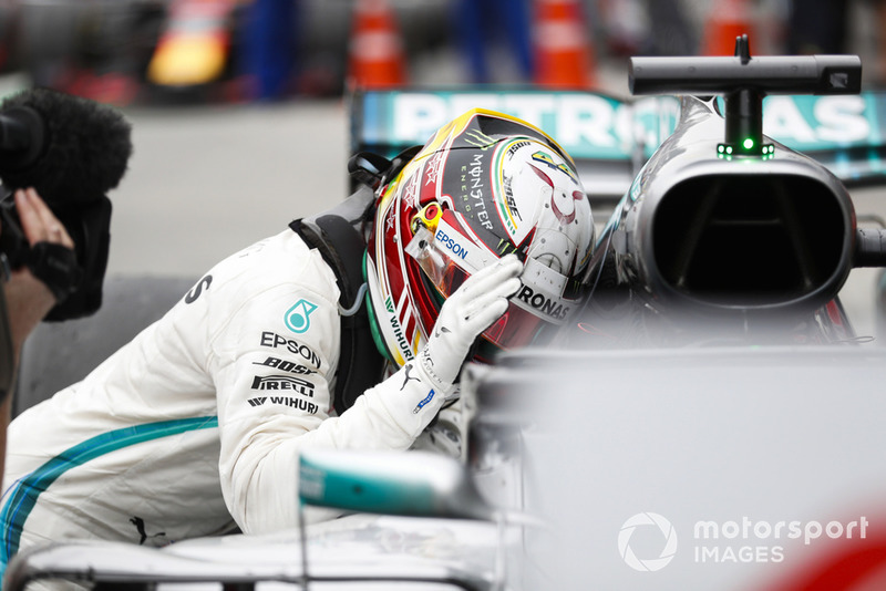Lewis Hamilton, Mercedes AMG F1, fête sa victoire dans le Parc Fermé