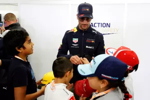 Daniel Ricciardo, Red Bull Racing, zet handtekeningen