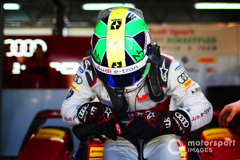 Lucas di Grassi, Audi Sport ABT Schaeffler, Audi e-tron FE05, climbs into his car
