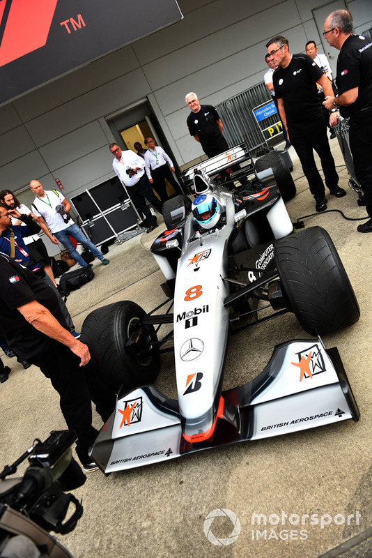 Mika Hakkinen, McLaren MP4-13 demonstratie