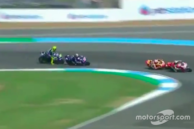 Rossi clava los frenos para no impactar con Maverick (Captura vídeo MovistarTV)