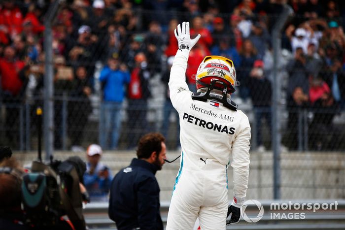 Ganador de la pole Lewis Hamilton, Mercedes AMG F1 celebra en Parc Ferme 