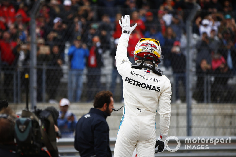 Lewis Hamilton, Mercedes AMG F1, salue les fans après avoir signé la pole position