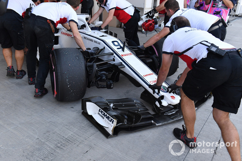Marcus Ericsson, Sauber C37 with broken front wing in FP1