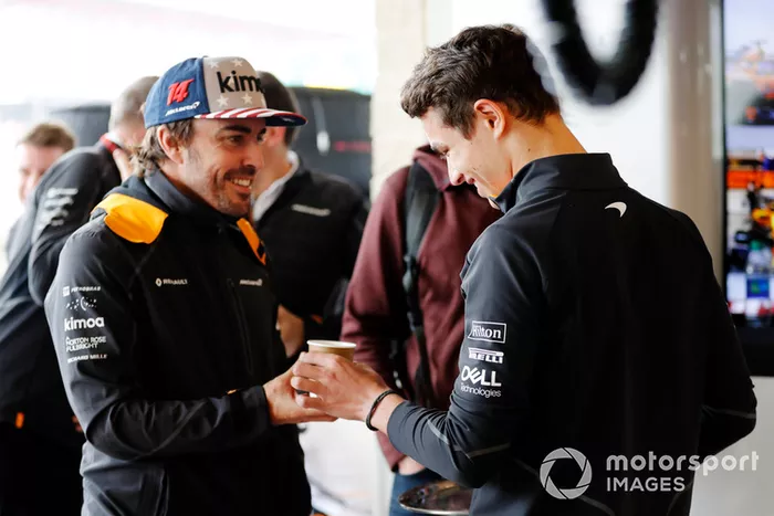 Lando Norris, McLaren, trae una taza de té para Fernando Alonso, McLaren.