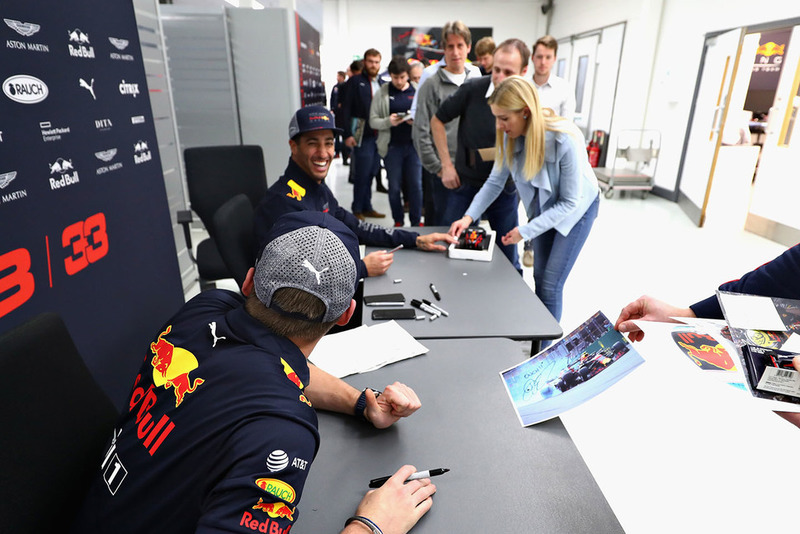 Max Verstappen, Red Bull Racing and Daniel Ricciardo, Red Bull Racing talk with Red Bull Racing team members