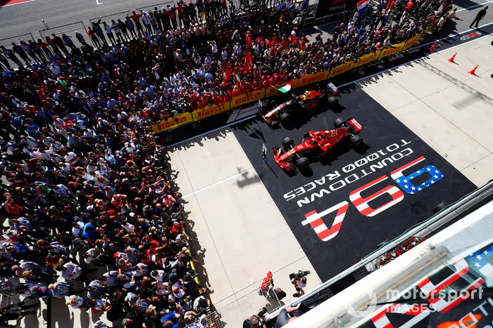Kimi Raikkonen, Ferrari SF71H, habla con los medios de comunicación mientras su auto se sienta en Parc Ferme con el coche de Max Verstappen, Red Bull Racing RB14