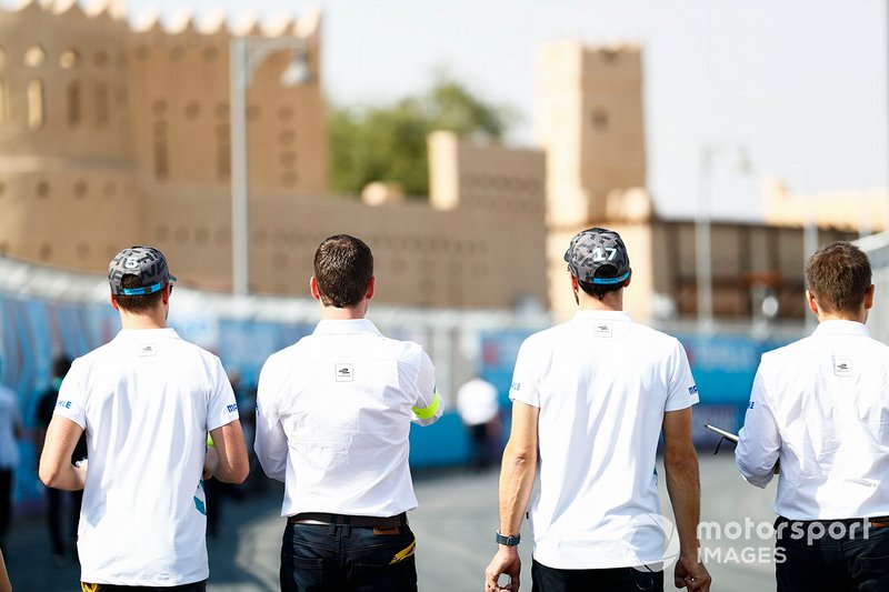 Stoffel Vandoorne, HWA Racelab, Gary Paffett, HWA Racelab, walk the track