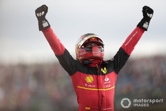 Carlos Sainz, Ferrari, 1ª posición, celebra en el Parc Ferme 