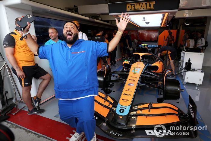 DJ Khaled posa de fotos en el garaje de McLaren