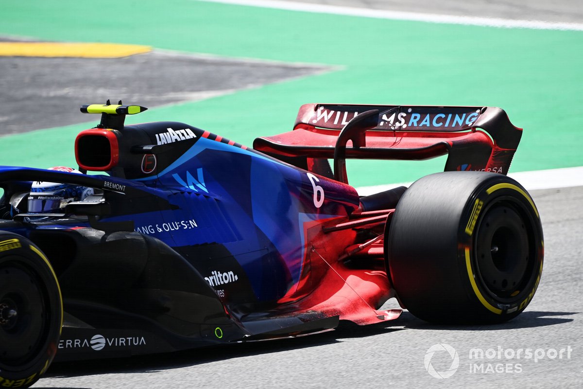 Parafina en el alerón trasero del Williams FW44 de Nicholas Latifi