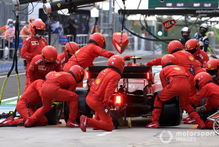 Carlos Sainz Jr., Ferrari SF21, hace una parada en pits