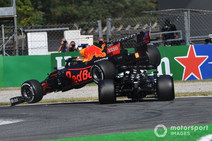 Secuencia del choque de Max Verstappen, Red Bull Racing RB16B, y Lewis Hamilton, Mercedes W12