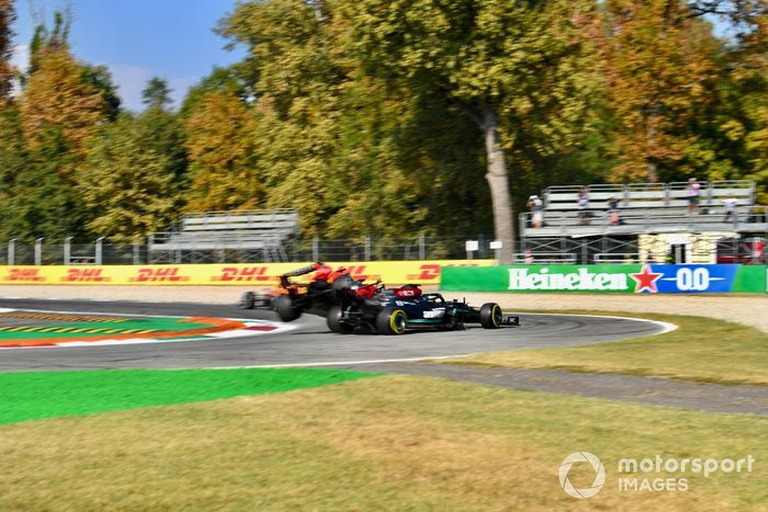 Secuencia del choque de Lewis Hamilton, Mercedes W12 y Max Verstappen, Red Bull Racing RB16B