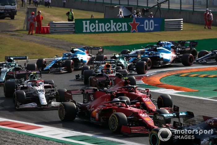 Lewis Hamilton, Mercedes W12, Carlos Sainz Jr., Ferrari SF21, Charles Leclerc, Ferrari SF21, Antonio Giovinazzi, Alfa Romeo Racing C41, y el resto del grupo en la salida