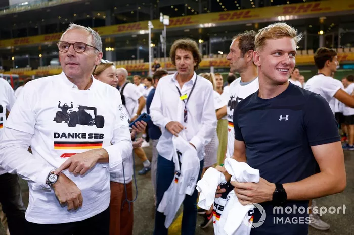 Stefano Domenicali, director general de la Fórmula 1, con Mick Schumacher, Haas F1 Team, Mick Schumacher, se une a los miembros del equipo y a los buenos deseos como parte de la despedida a Sebastian Vettel, Aston Martin, en su último Gran Premio