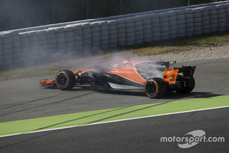 Fernando Alonso, McLaren MCL32, parks up with engine troubles