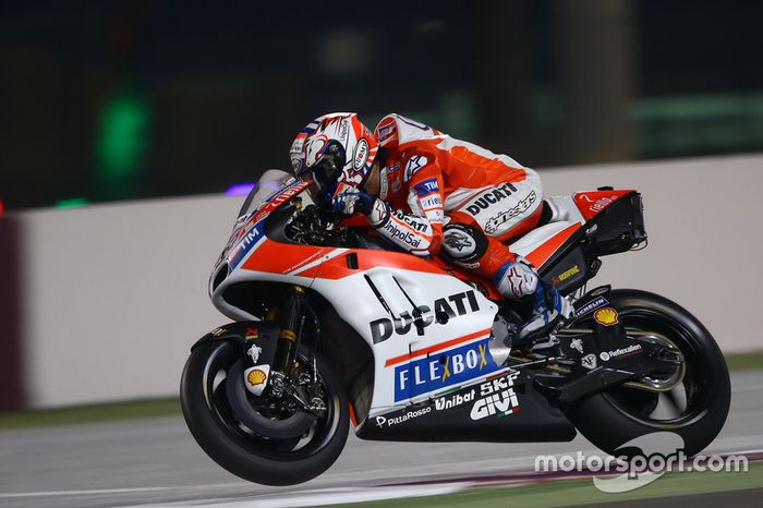 Andrea Dovizioso con la Desmosedici 2017 del equipo oficial en Qatar