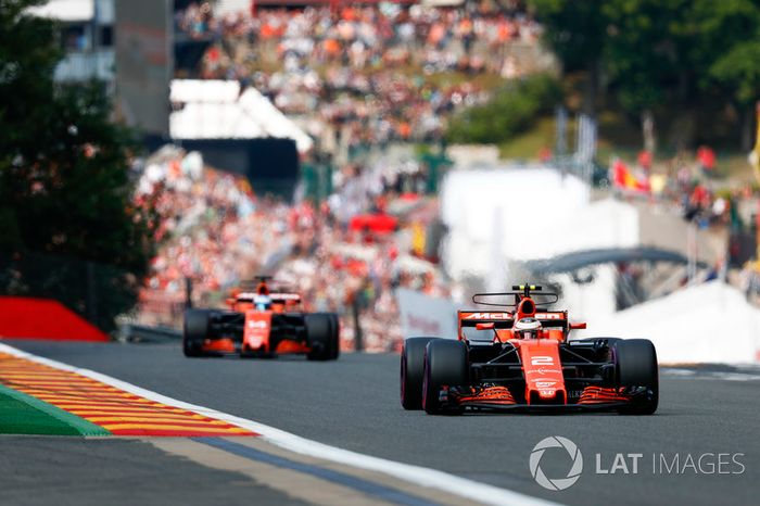 Stoffel Vandoorne, McLaren MCL32, por delante de Fernando Alonso, McLaren MCL32