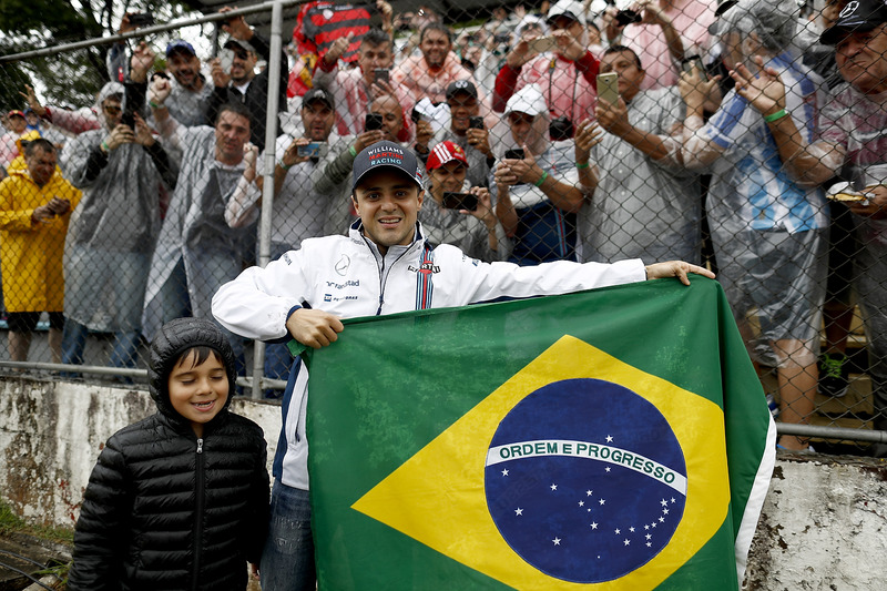 Felipe Massa, Williams, et son fils Felipinho, avec des fans et le drapeau brésilien