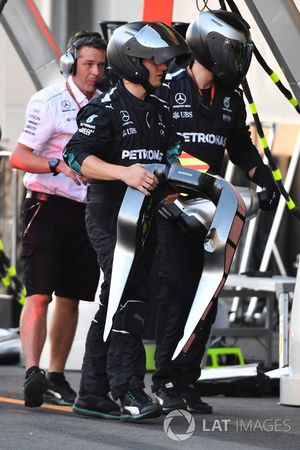 Meccanici Mercedes AMG F1 sostituiscono la protezione per la testa a Lewis Hamilton, Mercedes AMG F1 W08