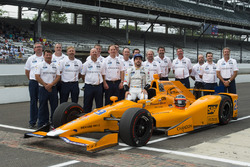 Portrait officiel avant les qualifications de Fernando Alonso, Andretti Autosport Honda et de son équipe