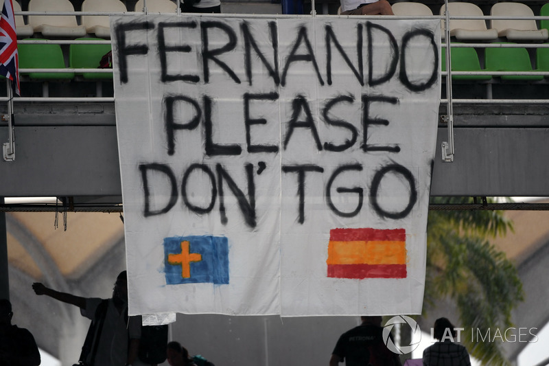 A sexta-feira foi o primeiro dia dos fãs verem os carros na pista e alguns deles levaram mensagens de apoio a Fernando Alonso.