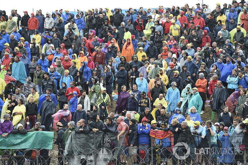 Mesmo com muita chuva e sem Valentino Rossi, os fãs compareceram à Riviera de Rimini para acompanhar o GP de San Marino.