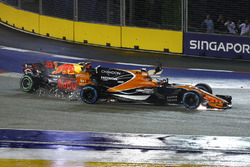 Startcrash: Fernando Alonso, McLaren MCL32, Max Verstappen, Red Bull Racing RB13, Kimi Räikkönen, Fe
