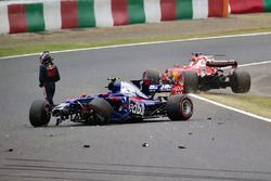Carlos Sainz, Scuderia Toro Rosso, sufre un accidente con el STR12