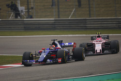Daniil Kvyat, Scuderia Toro Rosso STR12, devance Esteban Ocon, Force India VJM10