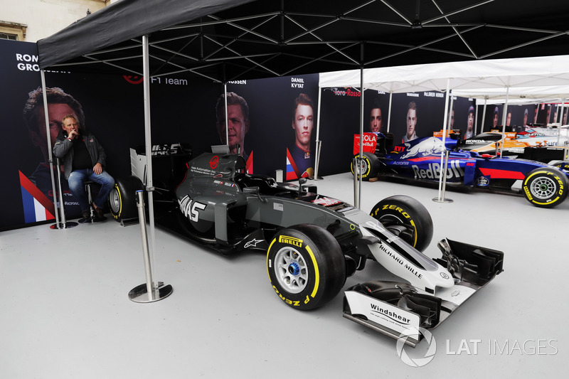 Haas F1 Team, Scuderia Toro Rosso, McLaren and Williams Formula 1 cars under awnings ahead of the Lo