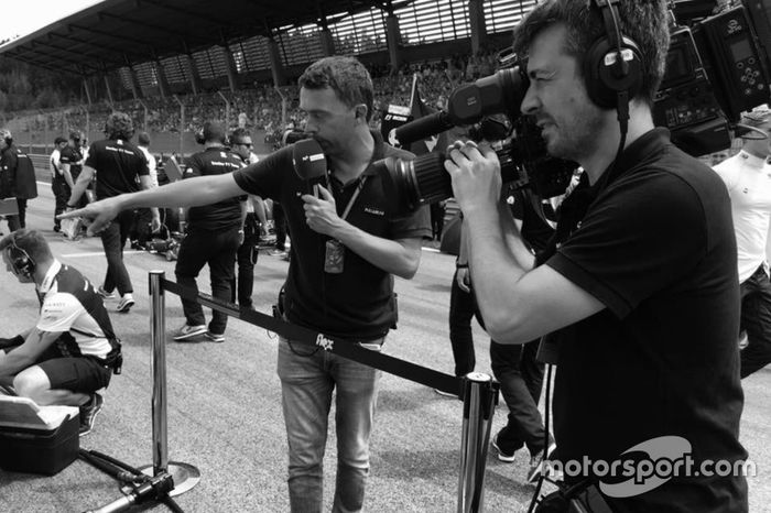 Iker Viana, cámara de televisión de Movistar   F1, y Albert Fábrega, analista y colaborador de Motorsport.com