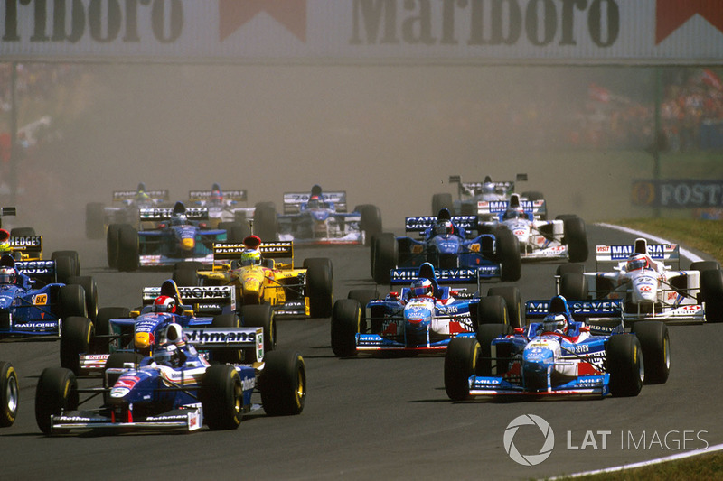 Los coches en la primera curva