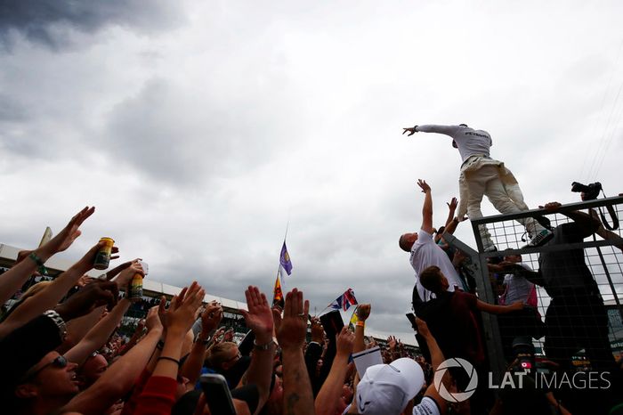 Ganador de la carrera Lewis Hamilton, Mercedes AMG F1, celebra la victoria con los aficionados
