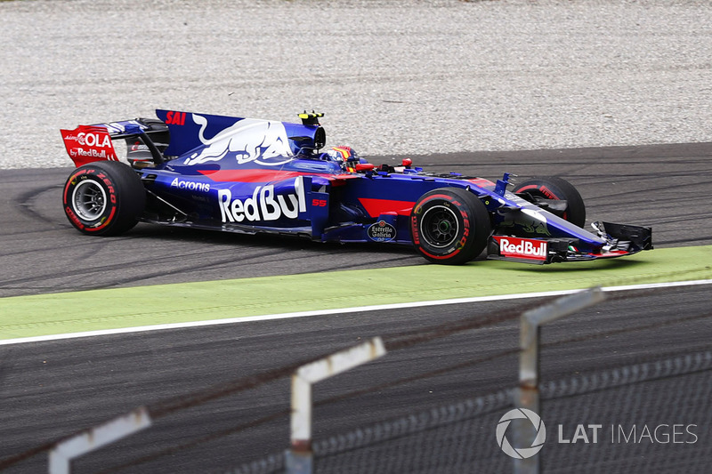 Carlos Sainz Jr., Scuderia Toro Rosso STR12, spins at the Parabolica