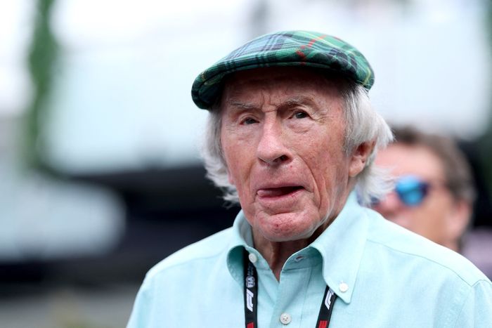O ex-piloto britânico Jackie Stewart caminha pelo paddock  