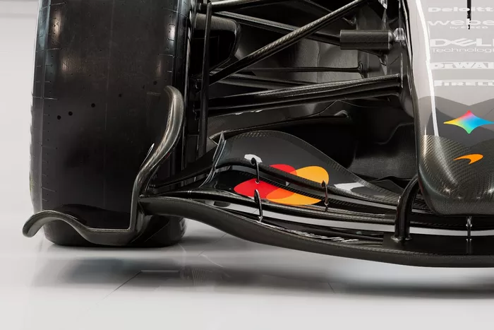 طلاء سيارة McLaren MCL40 في اختبار برشلونة