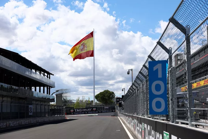 Un drapeau espagnol flotte au-dessus du circuit