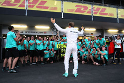 Race winnaar Nico Rosberg, Mercedes AMG F1 viert met het team