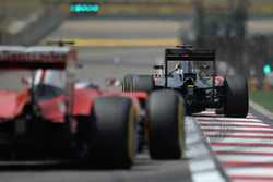 Fernando Alonso, McLaren MP4-31 y Sebastian Vettel, Ferrari SF16-H