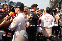 (Зліва направо): Макс Ферстаппен, Red Bull Racing та Даніель Ріккардо, Red Bull Racing зі ЗМІ