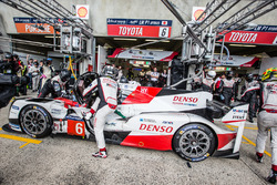 Pit stop for #6 Toyota Racing Toyota TS050 Hybrid: Stéphane Sarrazin, Mike Conway, Kamui Kobayashi