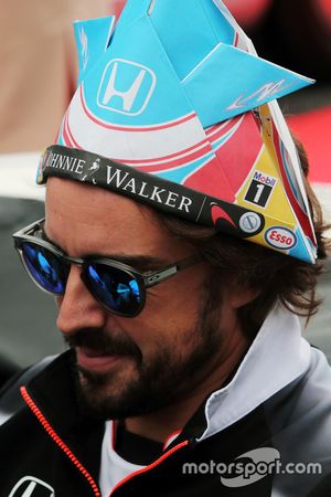 Fernando Alonso, McLaren en el desfile de pilotos