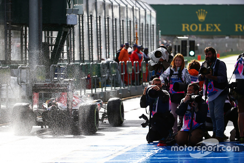 Fotógrafos preparados, enquanto que Max Verstappen levanta água na área dos pits